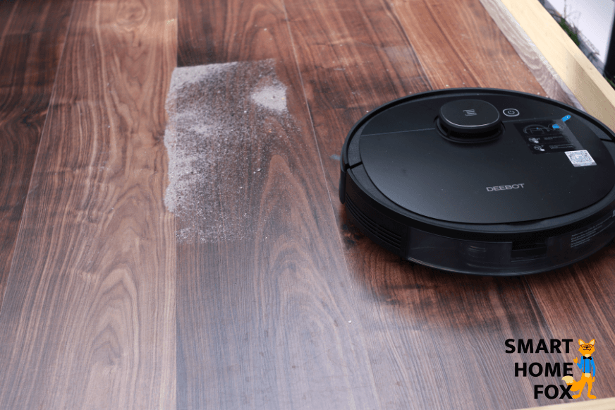 Ecovacs Deebot OZMO 950 пылесосит песок на ламинате.